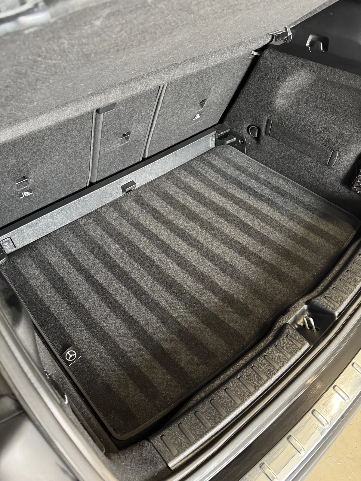 Intérieur de voiture nettoyé en profondeur par Presticar : sièges, tableau de bord et moquette comme neufs